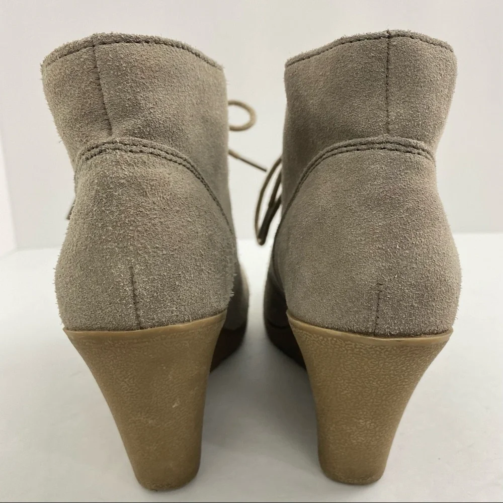 White Mountain size 7.5 Women’s Beige Suede Leather Lace Up Wedge Ankle Booties